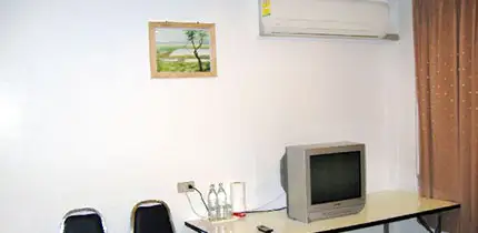 Satellite TV, Air Conditioning, a desk in the deluxe rooms